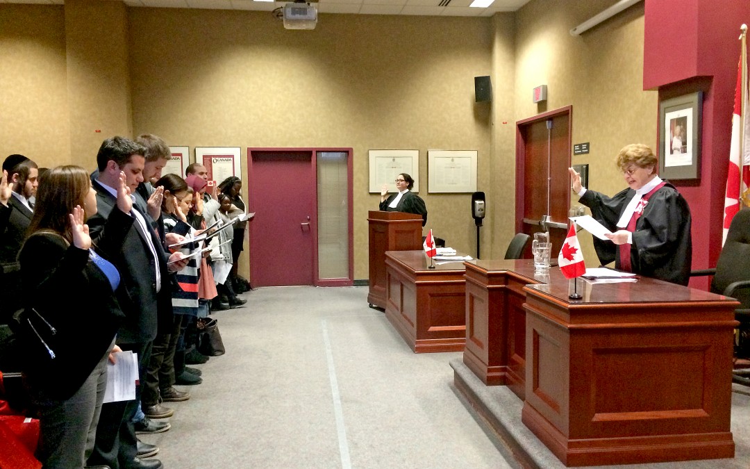 Sœur Angèle préside une cérémonie de citoyenneté canadienne